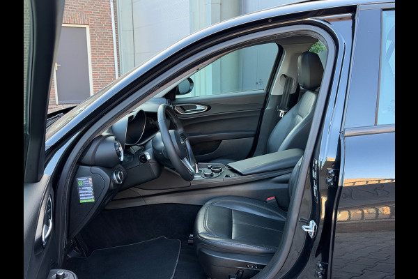 Alfa Romeo Giulia 2.0T Super | Leder | Pano | Camera | Stoel en stuurverwarming | Volledig onderhouden