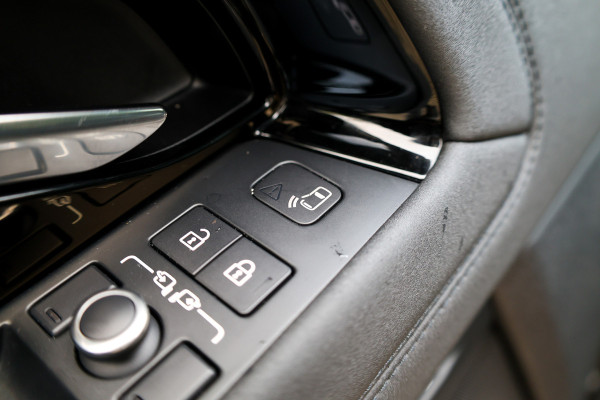 Land Rover Range Rover Evoque 1.5 P300e AWD SE | PANO | MEMORY | MERIDIAN | CAMERA | DODEHOEK |