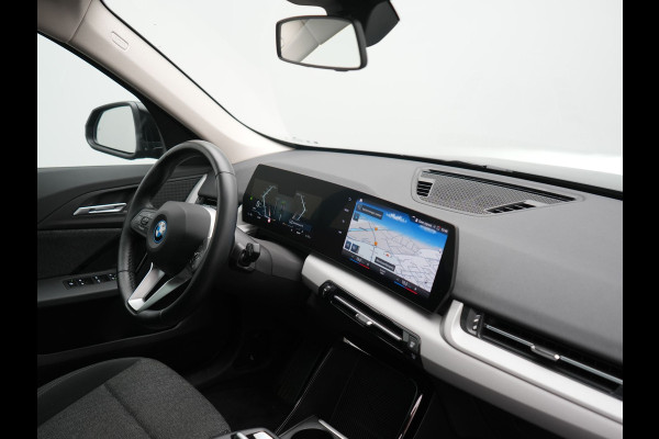 BMW iX1 xDrive30 67 kWh 313pk Dealer O.H | SOH 94,7% | Panodak | Camera | Stoelen Massage & Verwarmd | Blis | Apple Carplay | Cruise Control | DAB | Navigatie | Virtual | 18"L.M |