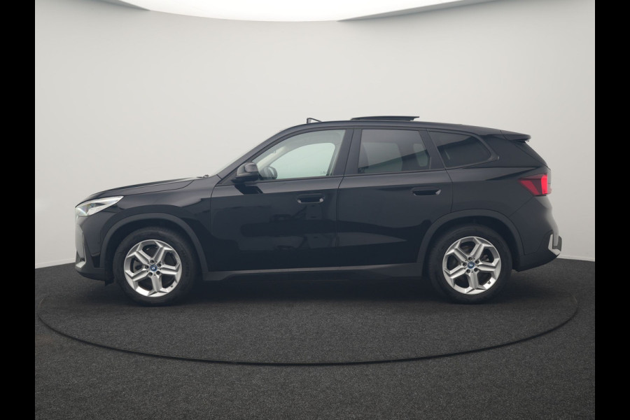 BMW iX1 xDrive30 67 kWh 313pk Dealer O.H | SOH 94,7% | Panodak | Camera | Stoelen Massage & Verwarmd | Blis | Apple Carplay | Cruise Control | DAB | Navigatie | Virtual | 18"L.M |