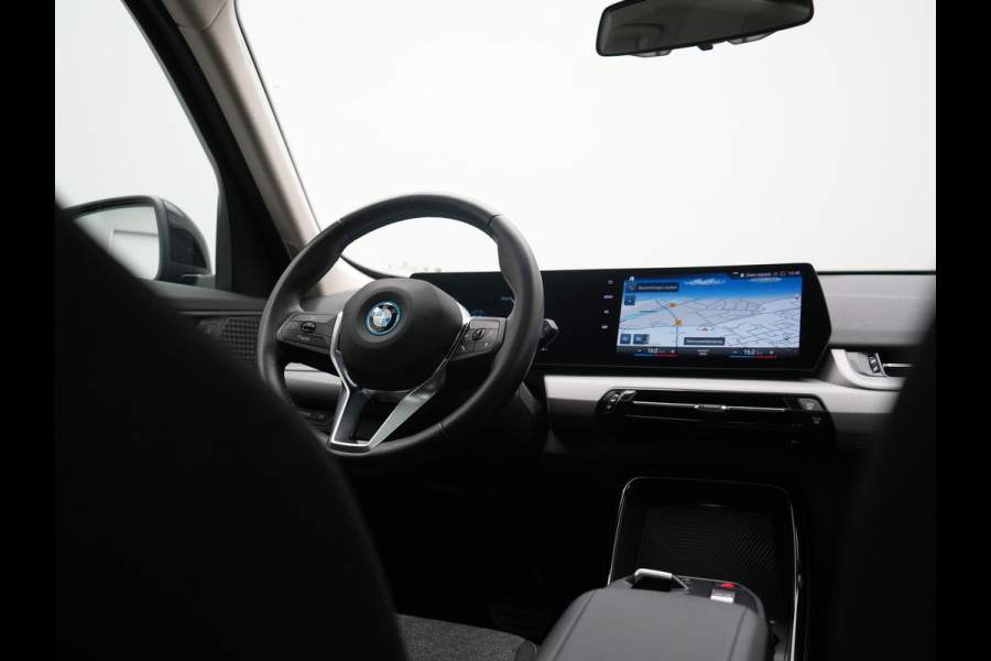 BMW iX1 xDrive30 67 kWh 313pk Dealer O.H | SOH 94,7% | Panodak | Camera | Stoelen Massage & Verwarmd | Blis | Apple Carplay | Cruise Control | DAB | Navigatie | Virtual | 18"L.M |