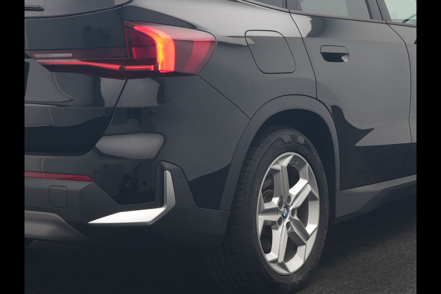 BMW iX1 xDrive30 67 kWh 313pk Dealer O.H | SOH 94,7% | Panodak | Camera | Stoelen Massage & Verwarmd | Blis | Apple Carplay | Cruise Control | DAB | Navigatie | Virtual | 18"L.M |
