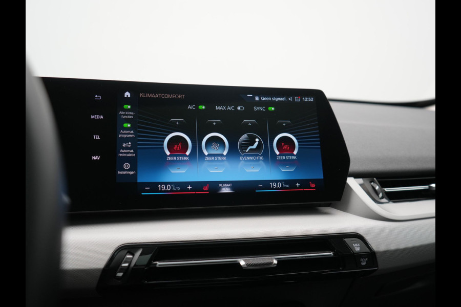 BMW iX1 xDrive30 67 kWh 313pk Dealer O.H | SOH 94,7% | Panodak | Camera | Stoelen Massage & Verwarmd | Blis | Apple Carplay | Cruise Control | DAB | Navigatie | Virtual | 18"L.M |