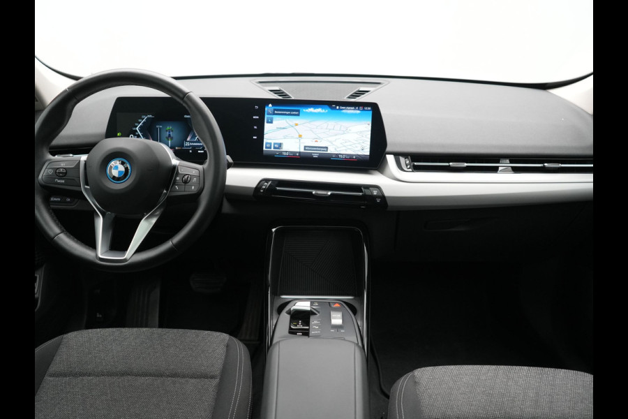 BMW iX1 xDrive30 67 kWh 313pk Dealer O.H | SOH 94,7% | Panodak | Camera | Stoelen Massage & Verwarmd | Blis | Apple Carplay | Cruise Control | DAB | Navigatie | Virtual | 18"L.M |