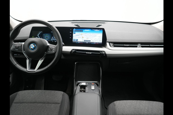 BMW iX1 xDrive30 67 kWh 313pk Dealer O.H | SOH 94,7% | Panodak | Camera | Stoelen Massage & Verwarmd | Blis | Apple Carplay | Cruise Control | DAB | Navigatie | Virtual | 18"L.M |