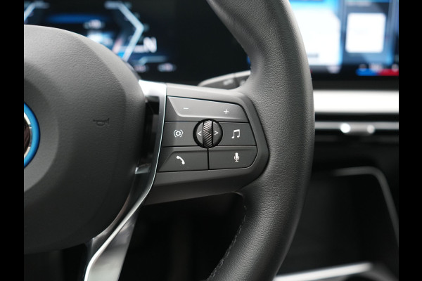 BMW iX1 xDrive30 67 kWh 313pk Dealer O.H | SOH 94,7% | Panodak | Camera | Stoelen Massage & Verwarmd | Blis | Apple Carplay | Cruise Control | DAB | Navigatie | Virtual | 18"L.M |
