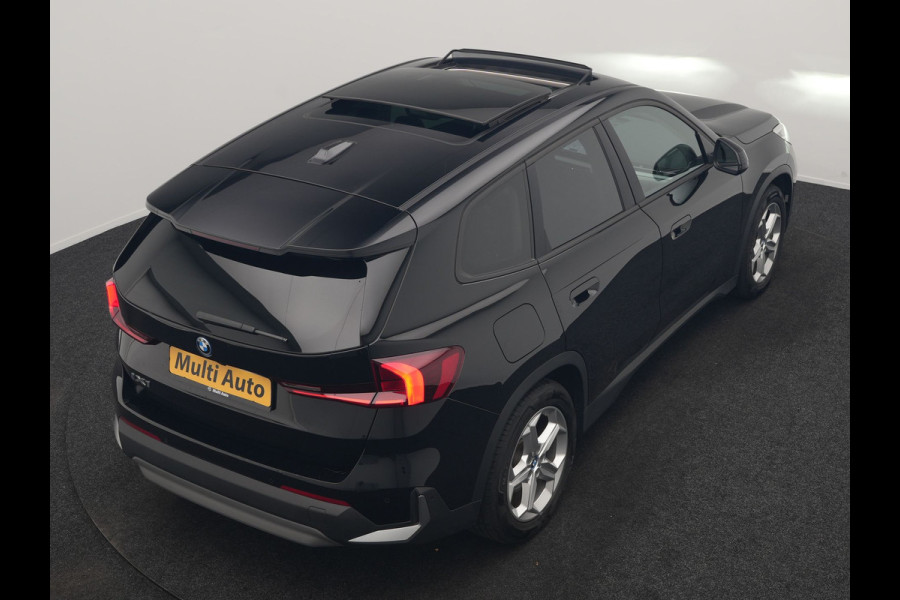 BMW iX1 xDrive30 67 kWh 313pk Dealer O.H | SOH 94,7% | Panodak | Camera | Stoelen Massage & Verwarmd | Blis | Apple Carplay | Cruise Control | DAB | Navigatie | Virtual | 18"L.M |