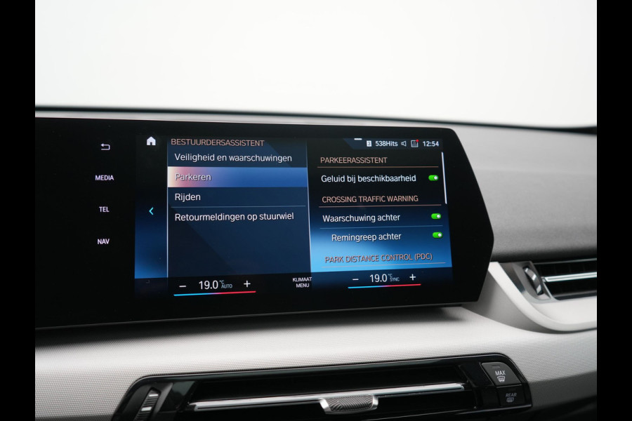 BMW iX1 xDrive30 67 kWh 313pk Dealer O.H | SOH 94,7% | Panodak | Camera | Stoelen Massage & Verwarmd | Blis | Apple Carplay | Cruise Control | DAB | Navigatie | Virtual | 18"L.M |