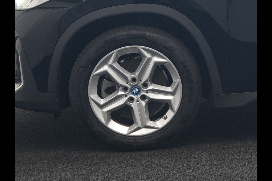 BMW iX1 xDrive30 67 kWh 313pk Dealer O.H | SOH 94,7% | Panodak | Camera | Stoelen Massage & Verwarmd | Blis | Apple Carplay | Cruise Control | DAB | Navigatie | Virtual | 18"L.M |