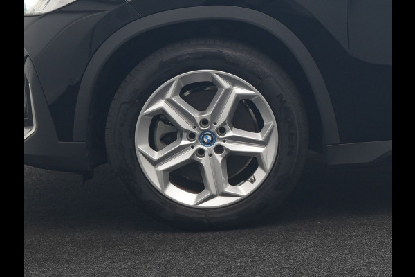 BMW iX1 xDrive30 67 kWh 313pk Dealer O.H | SOH 94,7% | Panodak | Camera | Stoelen Massage & Verwarmd | Blis | Apple Carplay | Cruise Control | DAB | Navigatie | Virtual | 18"L.M |
