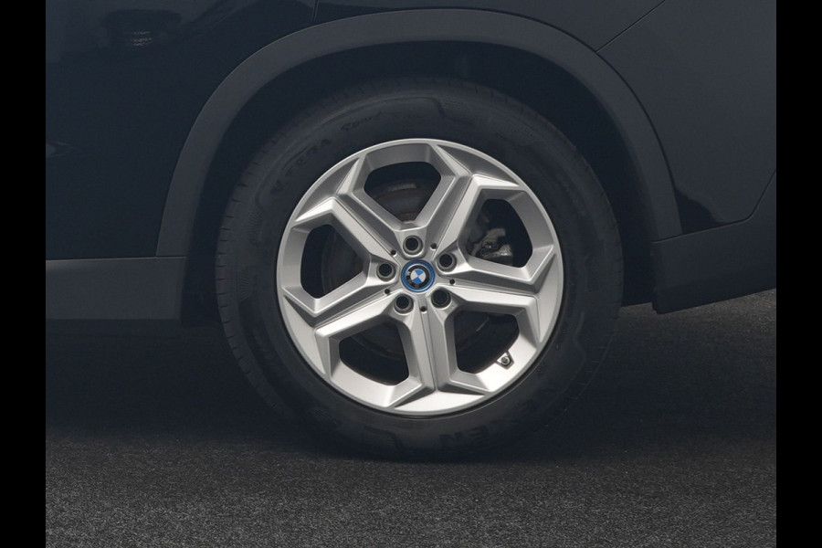 BMW iX1 xDrive30 67 kWh 313pk Dealer O.H | SOH 94,7% | Panodak | Camera | Stoelen Massage & Verwarmd | Blis | Apple Carplay | Cruise Control | DAB | Navigatie | Virtual | 18"L.M |