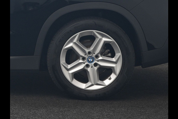BMW iX1 xDrive30 67 kWh 313pk Dealer O.H | SOH 94,7% | Panodak | Camera | Stoelen Massage & Verwarmd | Blis | Apple Carplay | Cruise Control | DAB | Navigatie | Virtual | 18"L.M |