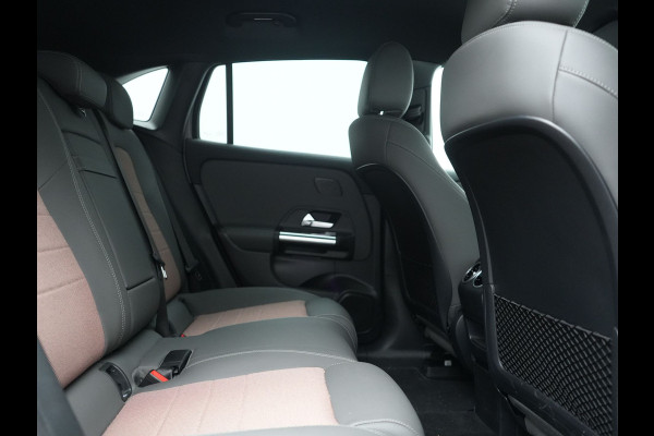 Mercedes-Benz EQA 250+ Business Line 71 kWh 190pk Dealer O.H. | Trekhaak Af Fabriek | Adaptive Cruise | 360 Camera | Sfeerverlichting | Sportstoelen & Stuur Verwarmd | Keyless | BLIS | Apple Carplay | Navigatie | DAB | Widescreen Navi |
