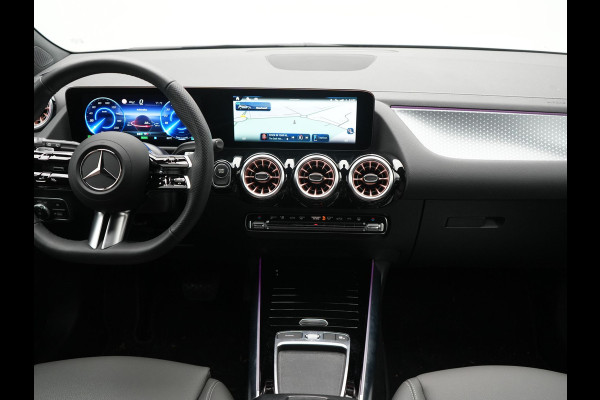 Mercedes-Benz EQA 250+ Business Line 71 kWh 190pk Dealer O.H. | Trekhaak Af Fabriek | Adaptive Cruise | 360 Camera | Sfeerverlichting | Sportstoelen & Stuur Verwarmd | Keyless | BLIS | Apple Carplay | Navigatie | DAB | Widescreen Navi |