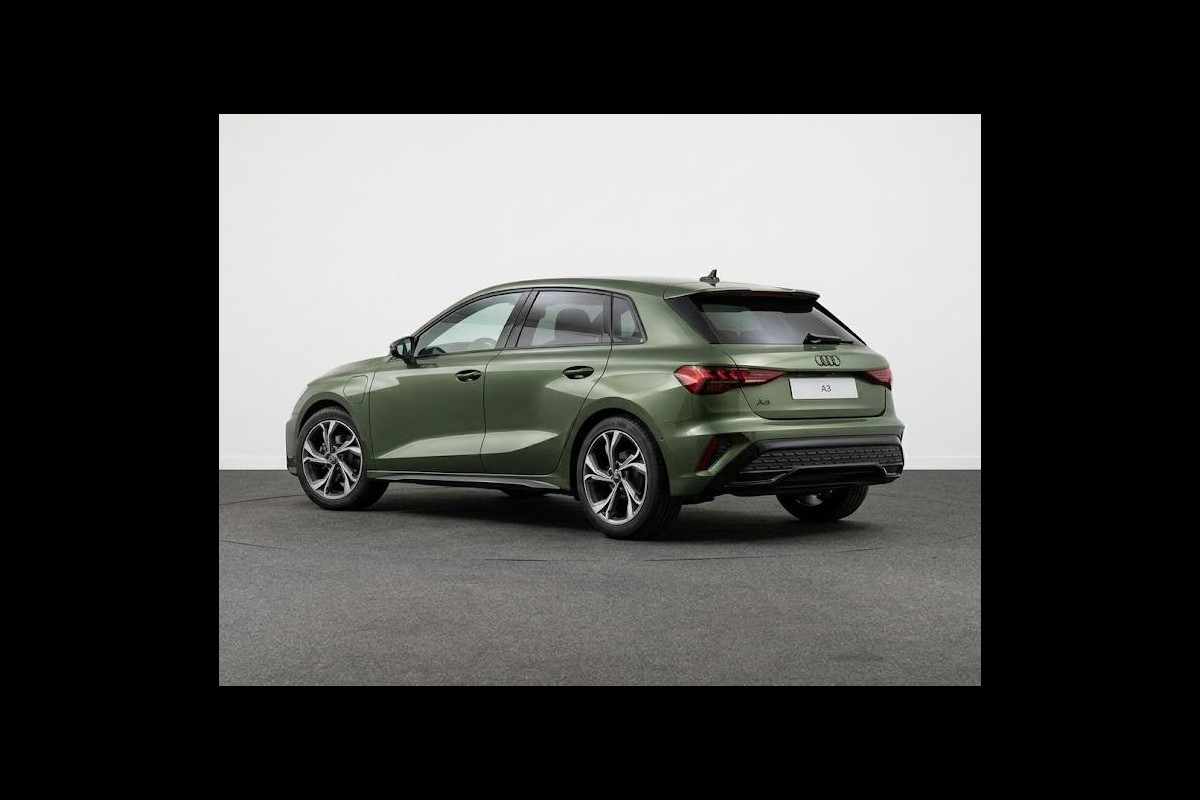 Audi A3 Sportback S edition e-hybrid 204 pk | SONOS Premium met 3D-geluid | Privacy glas | Optiekpakket zwart plus | Leder/stof bekleding |