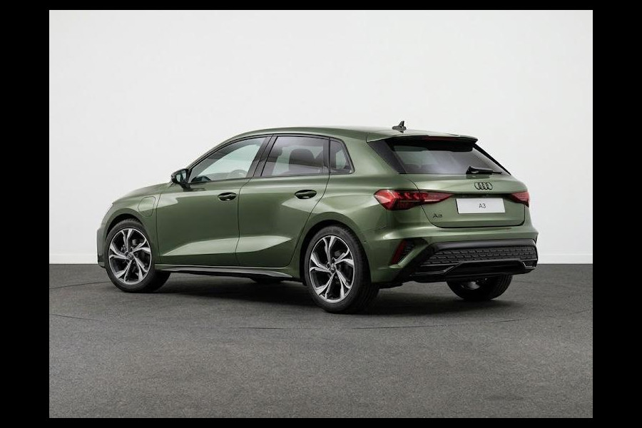 Audi A3 Sportback S edition e-hybrid 204 pk | SONOS Premium met 3D-geluid | Privacy glas | Optiekpakket zwart plus | Leder/stof bekleding |