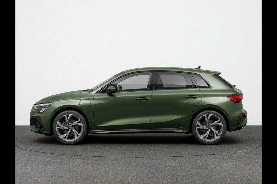 Audi A3 Sportback S edition e-hybrid 204 pk | SONOS Premium met 3D-geluid | Privacy glas | Optiekpakket zwart plus | Leder/stof bekleding |