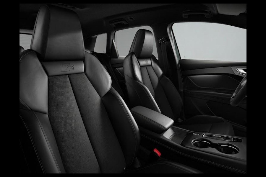 Audi Q4 e-tron S edition 40 204 pk | Optiekpakket zwart | Privacy glas | Trekhaak | Leder/stof bekleding |