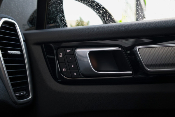 Porsche Cayenne 3.0 E-Hybrid Platinum Edition | NAP! | PANO | 360 | BOSE | LUCHTVERING | SOFT CLOSE | MEMORY | 22 INCH |