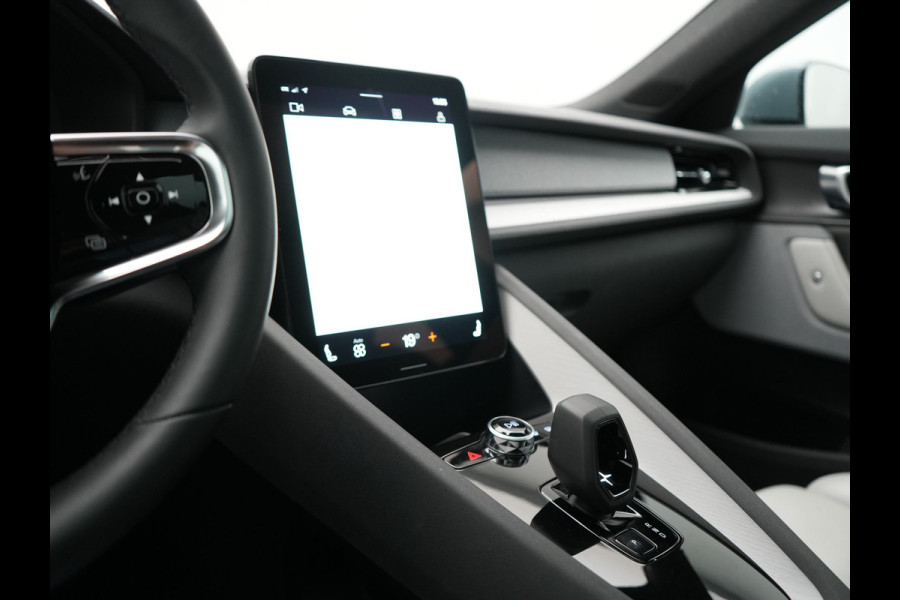 Polestar 2 Long Range Single Motor 78 kWh 231pk | Trekhaak Af Fabriek | Panodak | Adaptive Cruise | 360 Camera | Harman / Kardon | Lederen Sportstoelen Memory & Ventilatie | Stoelen & Stuur Verwarmd | 20"L.M | Keyless | BLIS | Apple Carplay |
