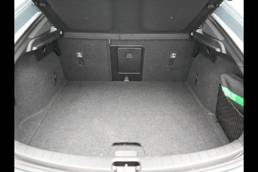 Polestar 2 Long Range Single Motor 78 kWh 231pk | Trekhaak Af Fabriek | Panodak | Adaptive Cruise | 360 Camera | Harman / Kardon | Lederen Sportstoelen Memory & Ventilatie | Stoelen & Stuur Verwarmd | 20"L.M | Keyless | BLIS | Apple Carplay |