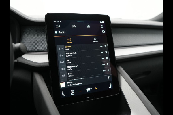 Polestar 2 Long Range Single Motor 78 kWh 231pk | Trekhaak Af Fabriek | Panodak | Adaptive Cruise | 360 Camera | Harman / Kardon | Lederen Sportstoelen Memory & Ventilatie | Stoelen & Stuur Verwarmd | 20"L.M | Keyless | BLIS | Apple Carplay |