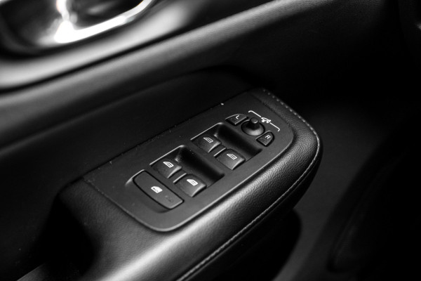 Volvo V60 2.0 B3 Momentum 163 PK 1e Eig Adaptive Stoel/stuurverw. Camera 20''