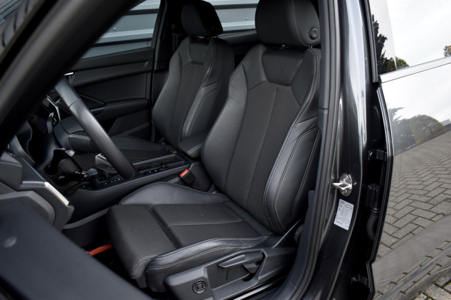 Audi Q3 Sportback 35 TFSI S Line | ACC | 20'' Wielen | Trekhaak wegkl. | Stoelverwarming | Camera | Dodehoek |