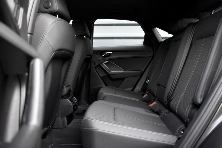 Audi Q3 Sportback 35 TFSI S Line | ACC | 20'' Wielen | Trekhaak wegkl. | Stoelverwarming | Camera | Dodehoek |