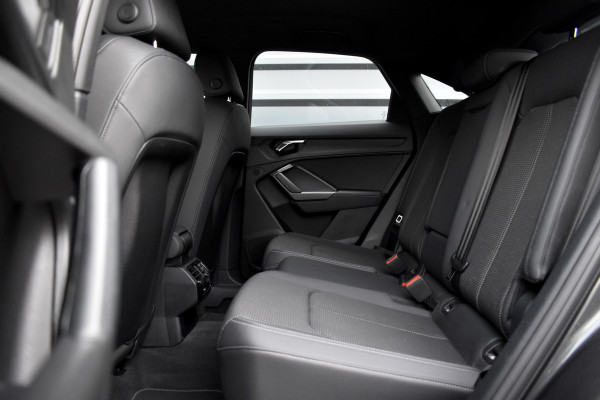 Audi Q3 Sportback 35 TFSI S Line | ACC | 20'' Wielen | Trekhaak wegkl. | Stoelverwarming | Camera | Dodehoek |