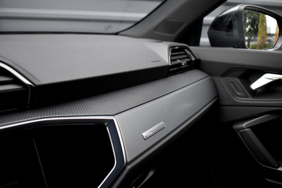 Audi Q3 Sportback 35 TFSI S Line | ACC | 20'' Wielen | Trekhaak wegkl. | Stoelverwarming | Camera | Dodehoek |
