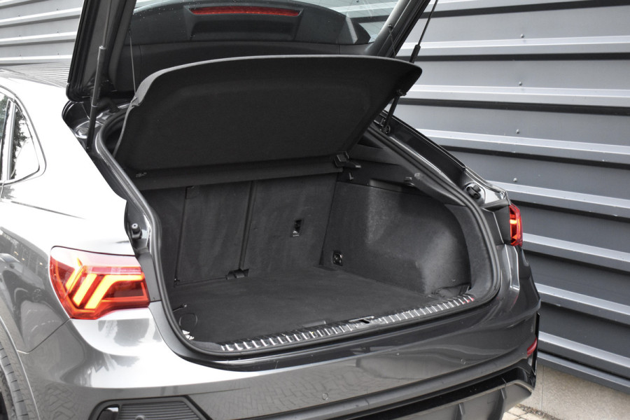 Audi Q3 Sportback 35 TFSI S Line | ACC | 20'' Wielen | Trekhaak wegkl. | Stoelverwarming | Camera | Dodehoek |