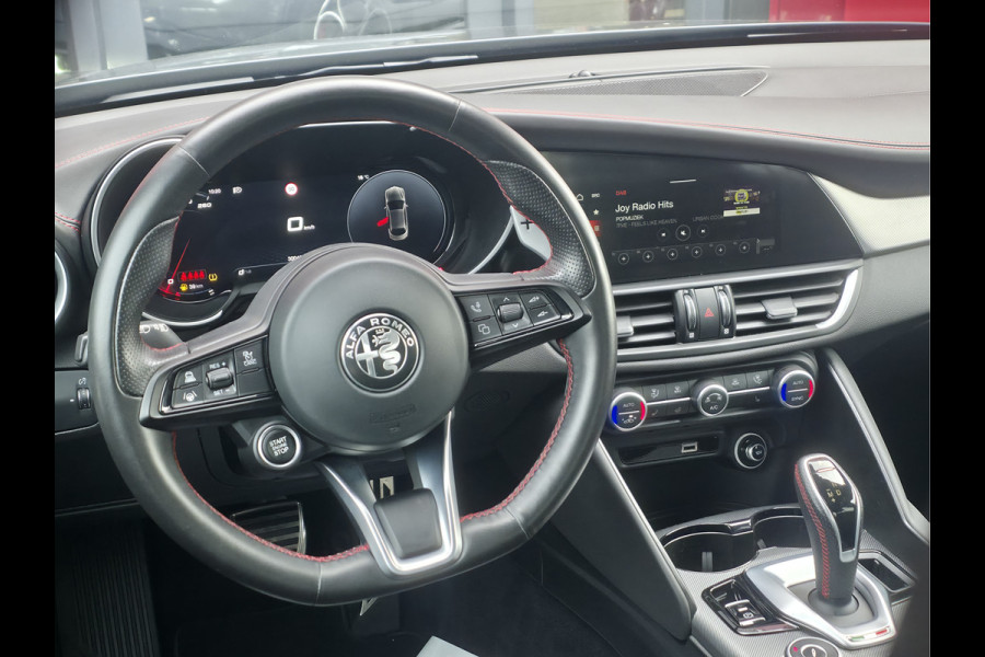 Alfa Romeo Giulia 2.0 T GME AWD Competizione Lederen Dashboard met rood stiksel | Harman/Kardon audio