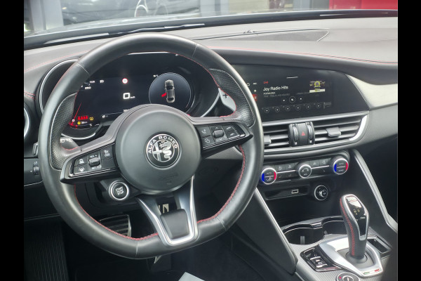 Alfa Romeo Giulia 2.0 T GME AWD Competizione Lederen Dashboard met rood stiksel | Harman/Kardon audio