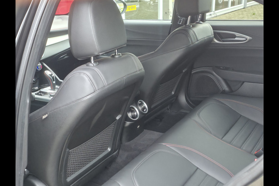 Alfa Romeo Giulia 2.0 T GME AWD Competizione Lederen Dashboard met rood stiksel | Harman/Kardon audio