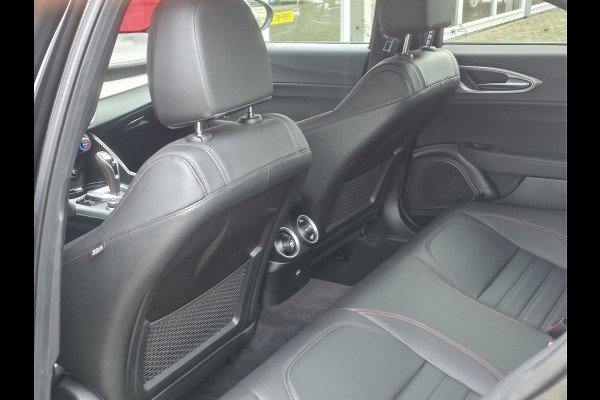 Alfa Romeo Giulia 2.0 T GME AWD Competizione Lederen Dashboard met rood stiksel | Harman/Kardon audio