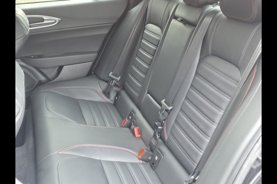 Alfa Romeo Giulia 2.0 T GME AWD Competizione Lederen Dashboard met rood stiksel | Harman/Kardon audio