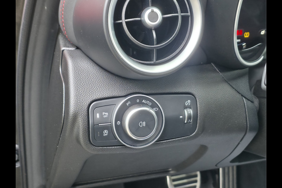 Alfa Romeo Giulia 2.0 T GME AWD Competizione Lederen Dashboard met rood stiksel | Harman/Kardon audio
