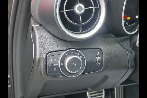 Alfa Romeo Giulia 2.0 T GME AWD Competizione Lederen Dashboard met rood stiksel | Harman/Kardon audio