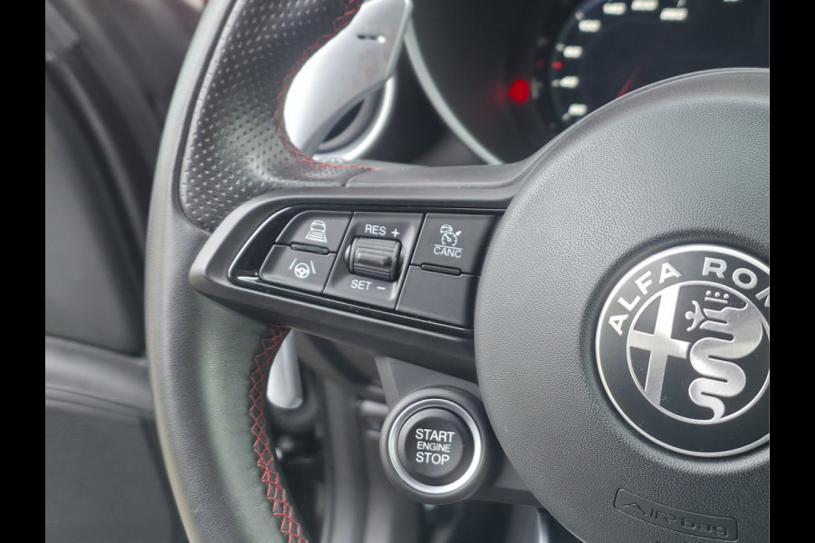 Alfa Romeo Giulia 2.0 T GME AWD Competizione Lederen Dashboard met rood stiksel | Harman/Kardon audio
