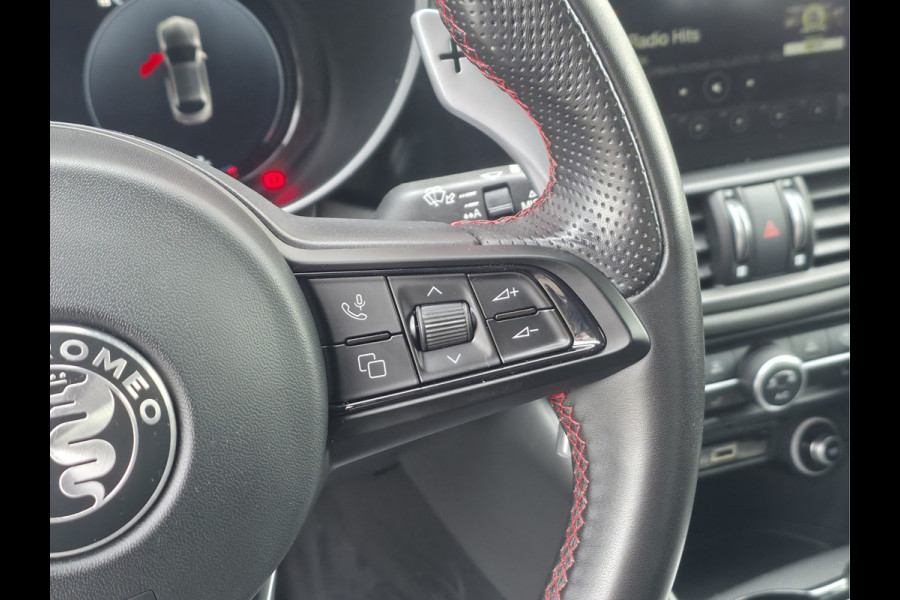 Alfa Romeo Giulia 2.0 T GME AWD Competizione Lederen Dashboard met rood stiksel | Harman/Kardon audio