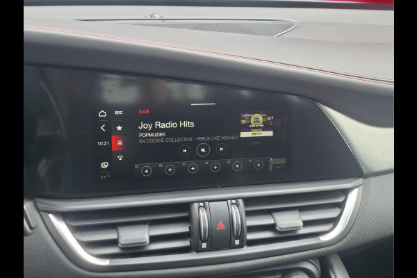 Alfa Romeo Giulia 2.0 T GME AWD Competizione Lederen Dashboard met rood stiksel | Harman/Kardon audio