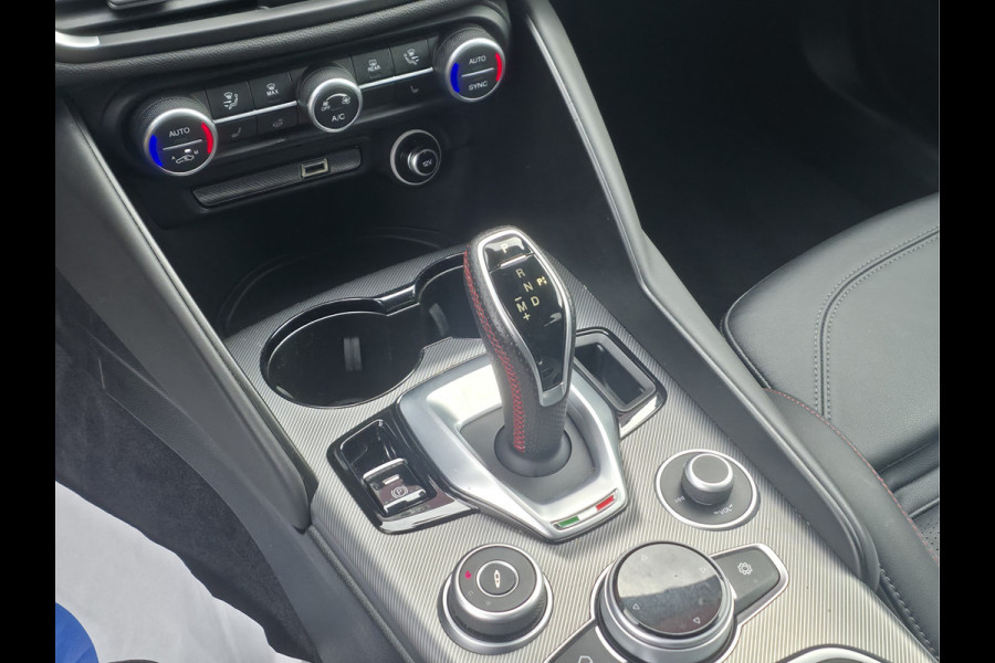 Alfa Romeo Giulia 2.0 T GME AWD Competizione Lederen Dashboard met rood stiksel | Harman/Kardon audio