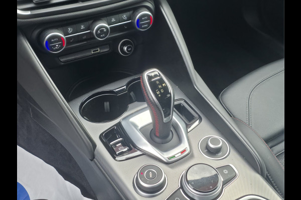 Alfa Romeo Giulia 2.0 T GME AWD Competizione Lederen Dashboard met rood stiksel | Harman/Kardon audio