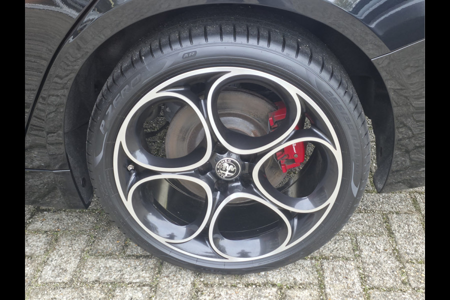 Alfa Romeo Giulia 2.0 T GME AWD Competizione Lederen Dashboard met rood stiksel | Harman/Kardon audio