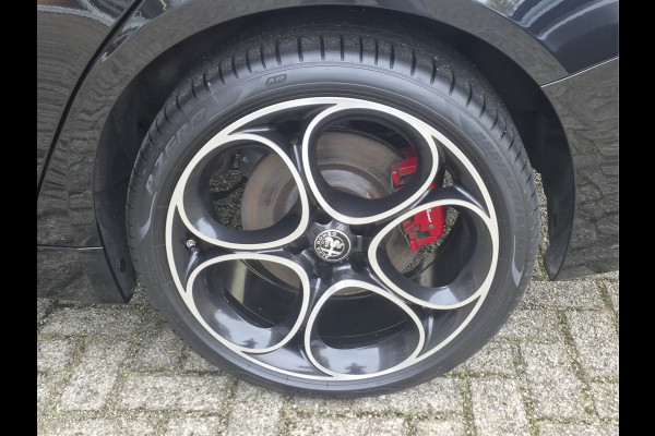 Alfa Romeo Giulia 2.0 T GME AWD Competizione Lederen Dashboard met rood stiksel | Harman/Kardon audio