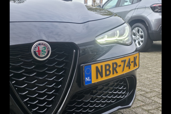 Alfa Romeo Giulia 2.0 T GME AWD Competizione Lederen Dashboard met rood stiksel | Harman/Kardon audio