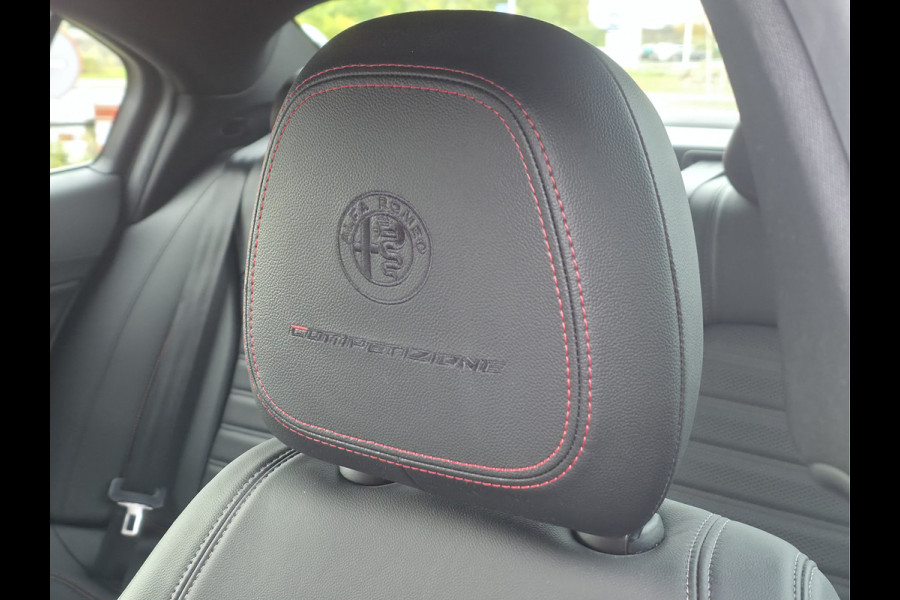 Alfa Romeo Giulia 2.0 T GME AWD Competizione Lederen Dashboard met rood stiksel | Harman/Kardon audio