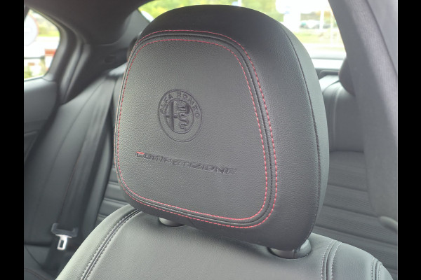 Alfa Romeo Giulia 2.0 T GME AWD Competizione Lederen Dashboard met rood stiksel | Harman/Kardon audio