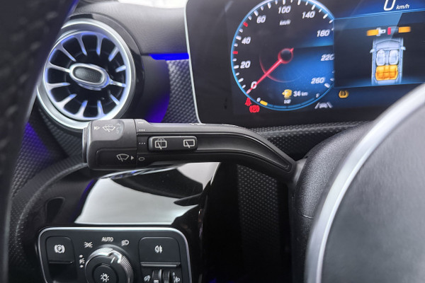 Mercedes-Benz A-Klasse 220 Advantage (SFEERVERLICHTING, STOELVERWARMING, ACHTERUITRIJCAMERA)